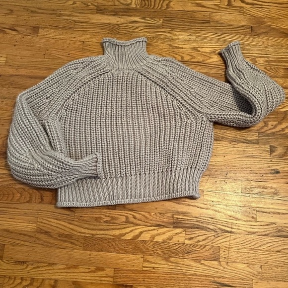 H&M Turtle Neck Sweater with Ribbed Knit- Size small - Picture 9 of 9